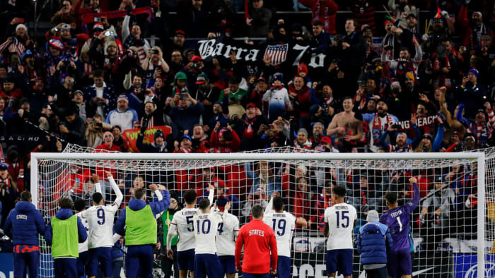 USMNT players celebrate with fans in Cincinnati
